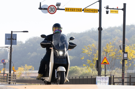 A traffic camera that can take picturs of rear end of vehicles including motorcycles installed at a road near an elementary school in Goyang, Gyeonggi, in November. [NEWS1]