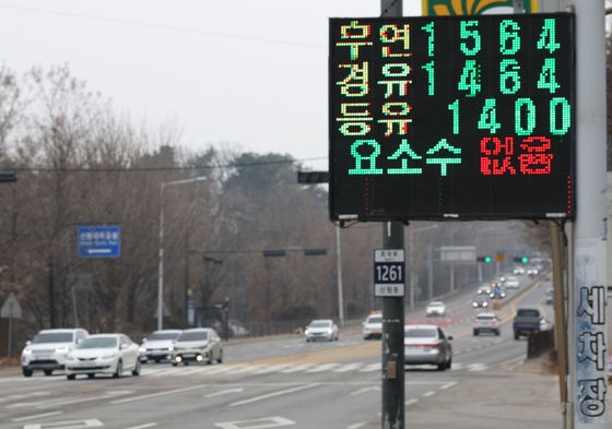 A sign at a gas station in Goyang, Gyeonggi on Wednesday reads “No urea.” China's recent export curbs have led to public concerns over a potential recurrence of the urea shortage crisis that hit the domestic auto market two years ago, resulting in some cases of hoarding as reports of the situation emerged. [YONHAP]