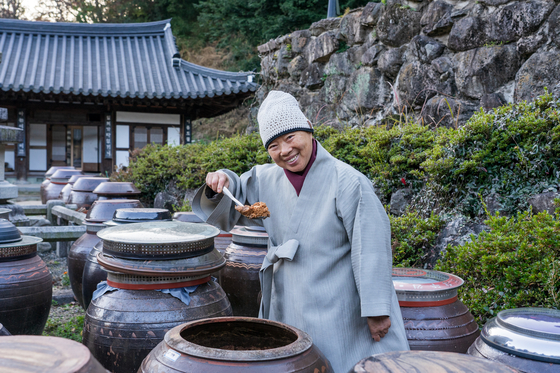 Monk Jeong Kwan keeps her own collection of fermented foods in traditional Korean jars at Chunjinam Hermitage, where she resides. [BAEK JONG-HYUN]