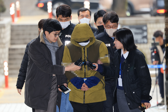 The Korean American lawyer, who is suspected of murdering his wife, being taken to court in Seoul on Wednesday. The lawyer was immediately taken into police custody on Monday. [YONHAP]