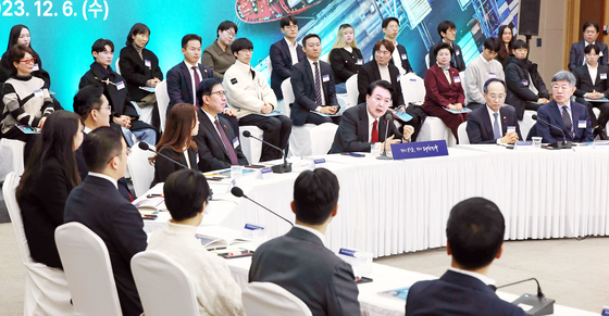 President Yoon Suk Yeol, center, speaks in a meeting to address Busan citizens’ “dreams and challenges” attended by some 100 government, business and civic leaders at the Busan Port International Exhibition & Convention Center in the southeastern port city on Wednesday. [JOINT PRESS CORPS]