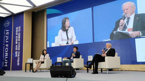 Sohn Jie-ae, left, chairs a session at the Jeju Forum for Peace and Prosperity 2023 in Jeju on June 2, as former Australian Foreign Minister Gareth Evans, right, speaks. [NEWS1]