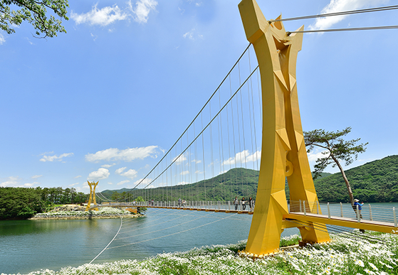The Jangseong Lakeside Trail has two paths you can choose from, each different in length and features. [JANGSEONG COUNTY]