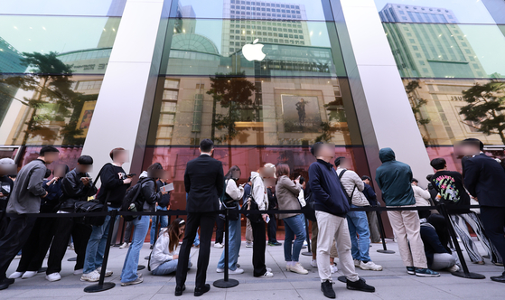 People line up to enter the Apple Store in Myeong-dong, central Seoul on Oct. 13, the day the iPhone 15 series was launched. [YONHAP]