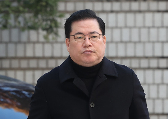 Yoo Dong-gyu enters the Seoul Central District Court in Seocho-dong, Seoul, to attend a trial on Dec. 4. [YONHAP] 