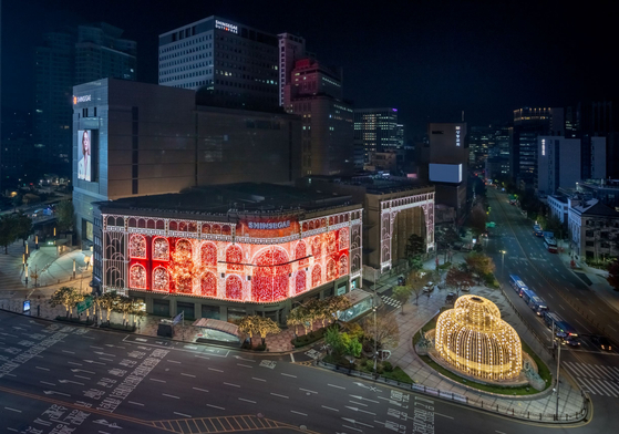 Shinsegae Department Store's flagship location in Myeongdong in Jung District, central Seoul, celebrates Christmas with a media facade. [NEWS1]