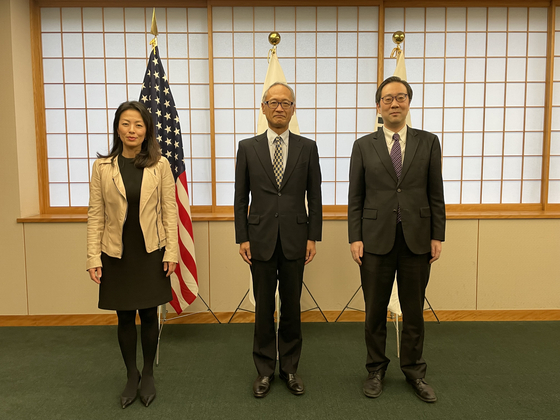 From right, South Korea's deputy nuclear envoy Lee Joon-il, Deputy Director-General of the Foreign Policy Bureau of Japan Hideo Ishizuki and U.S. Deputy Assistant Secretary Jung Pak meet in Tokyo on Thursday to launch a trilateral working group to address the North’s growing cyber threats. [MINISTRY OF FOREIGN AFFAIRS OF KOREA]