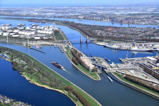 Luchtfoto van de Rotterdamse haven [PORT OF ROTTERDAM]