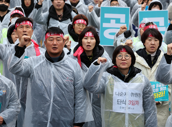 Members of the Korean Confederation of Trade Unions and Korean Health and Medical Workers’ Union demand a budget expansion for public health services in Yeouido, western Seoul, on Dec. 6. [NEWS1]