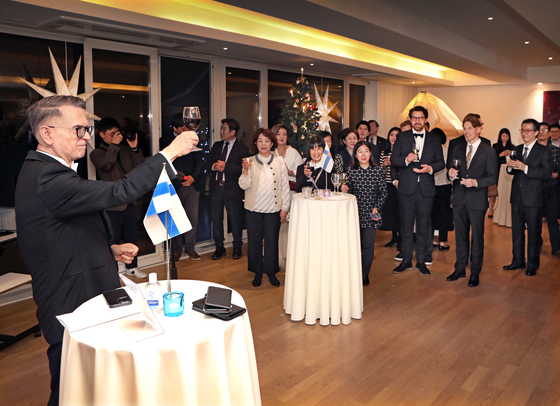Finnish Ambassador to Korea Pekka Metso, left, toasts guests at his diplomatic residence in Seoul on Wednesday during a celebration of the 106th Independence Day of Finland and the 50th anniversary of diplomatic ties between Finland and Korea this year. [PARK SANG-MOON]