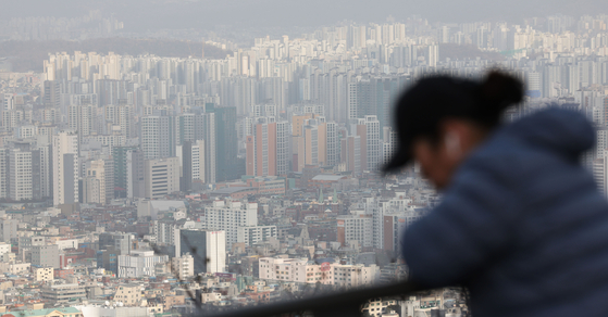 Average household assets in Korea shrank for the first time since 2012. Pictured are apartment complexes seen from Namsan Mountain in Seoul. [YONHAP]
