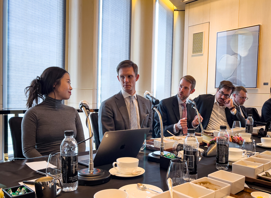 Nuclear policy experts Adam Mount, second from left, and Toby Dalton, third from left, speak at a roundtable discussion moderated by Korea Pro Editorial Director Kim Jeong-min, far left, at the Four Seasons Hotel in central Seoul on Thursday afternoon. [MICHAEL LEE]