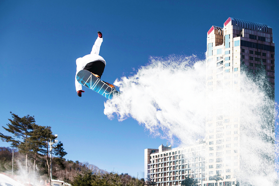 A snowboarder soars through the air at Phoenix Pyeongchang in Pyeongchang County, Gangwon. [PHOENIX PYEONGCHANG]