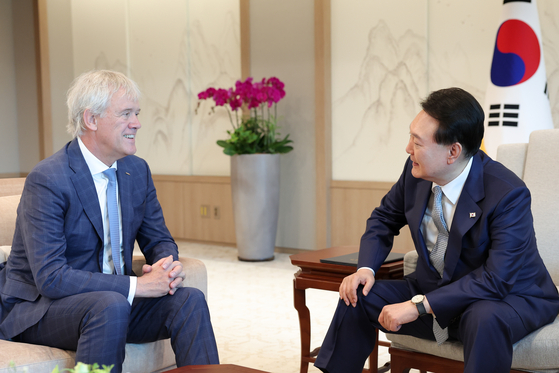 Korean President Yoon Suk Yeol, right, speaks with Peter Wennink, chief executive of Dutch chipmaking equipment manufacturer ASML, at the presidential office in Yongsan, central Seoul, on July 28. [PRESIDENTIAL OFFICE]
