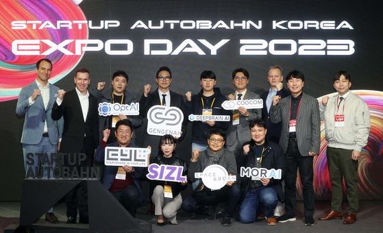 Mercedes-Benz Korea CEO Mathias Vaitl, second from left, and officials from Startup Autobahn Korea pose for a photo with participating startups during an event sharing the results of the program that was held in Seoul on Dec. 6. [MERCEDES-BENZ KOREA] 