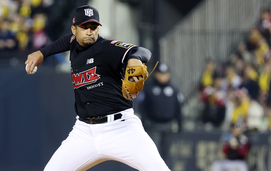 KT Wiz starter Will Cuevas pitches during a game against the LG Twins in Game 2 of the 2023 Korean Series in November. [NEWS1]
