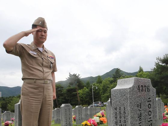 Lee Hee-wan pays tribute to lieutenant commander Yoon Yeong-ha, who died during the Second Battle of Yeonpyeong, a naval skirmish against North Korea in 2002, at the National Cemetery in Daejeon in June 2015. [YONHAP]