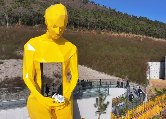 A massive sculpture commemorating the 304 victims of the Sewol ferry that sunk off the island of Byeongpung in Jindo County, South Jeolla, on April 16, 2014, sits on the National Maritime Safety Center building, which opened Thursday. The memorial center took eight years to build and is located 500 meters (0.3 miles) from Paengmok port, where families of the victims waited for the return of the passengers that went down with the ferry. Of the 304 dead and missing, 250 were students on a field trip. [YONHAP]