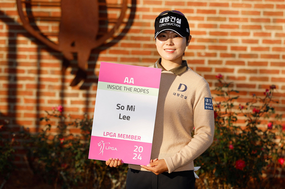 Lee So-mi poses with the tour card after the sixth round of LPGA Q-Series on Wednesday in Mobile, Alabama. [AFP/YONHAP]