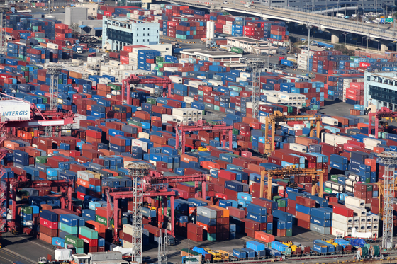 Containers are stacked up at a yard in Busan on Nov. 21. Korea logged a current account surplus for the sixth consecutive month in October, reaching $6.8 billion. [JOONGANG PHOTO]