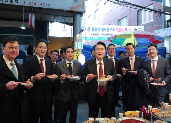  tteokbokki tteokbokki tteokbokkiPresident Yoon Suk Yeol, fourth from right, and business leaders of major conglomerates eat tteokbokki, or spicy rice cakes, during a visit to Bupyeong Kkangtong Market in Busan on Wednesday. From left, SK Group Executive Vice Chairman Chey Jae-won, Samsung Electronics Executive Chairman Lee Jae-yong, Hyosung CEO and Chairman Cho Hyun-joon, Yoon, LG Chairman Koo Kwang-mo, Hanwha Group Vice Chairman Kim Dong-kwan and HD Hyundai Vice Chairman Chung Ki-sun. [YONHAP]
