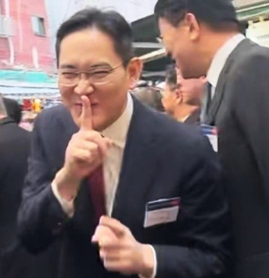 Samsung Electronics Executive Chairman Lee Jae-yong was pictured making a shushing gesture during his visit to Bupyeong Kkangtong Market on Wednesday. [SCREEN CAPTURE]