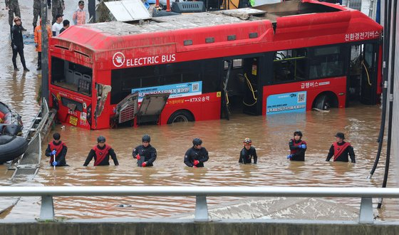 Rescue personnel search for people who went missing in a flooded underpass in Osong-eup of Cheongju, North Chungcheong, on July 16. [YONHAP]