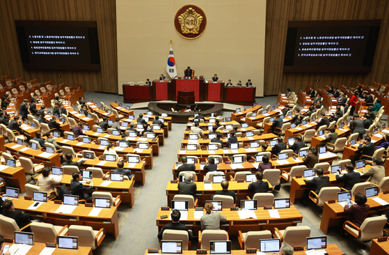 The four bills vetoed by President Yoon Suk Yeol are put up for a re-vote at the National Assembly in Yeouido, western Seoul, on Friday. [YONHAP]