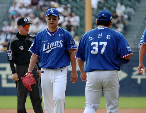 Samsung Lions' Choi Chae-heung, left, is replaced by Noh Kun-woo during a game against the Doosan Bears on Sept. 10, 2023. [NEWS1]