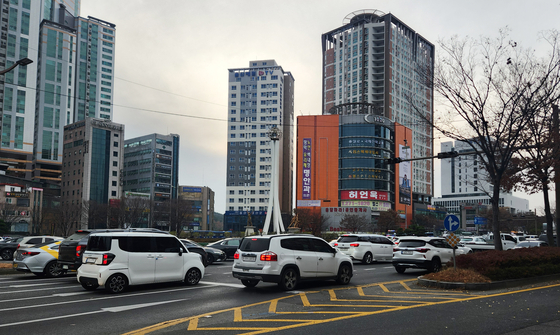 A power outage causes traffic congestion in Ulsan on Wednesday. [YONHAP]