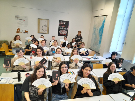 Korean studies students of Vienna University take part in a special lecture on Korean culture with Jeong Yo-rang, and make traditional Korean fans together in May. [UNIVERSITAT WIEN]