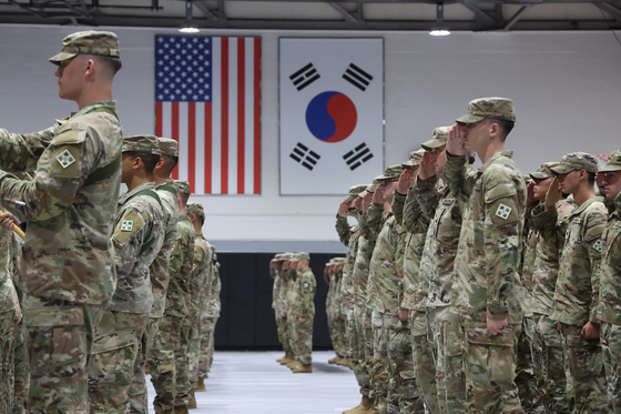 U.S. soldiers salute the American flag at Camp Casey in Dongducheon, Gyeonggi, on July 6. [YONHAP]