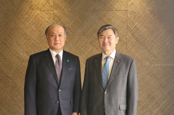 Korean National Security Adviser Cho Tae-yong, right, poses for a photo with Japanese National Security Secretariat Secretary General Akiba Takeo at the Yongsan presidential office in central Seoul ahead of bilateral talks Friday. They will hold a trilateral meeting with U.S. National Security Adviser Jake Sullivan on Saturday. [PRESIDENTIAL OFFICE]