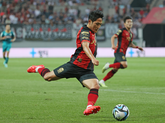 FC Seoul's Na Sang-ho shoots during a K League match against Daejeon Hana Citizen at Seoul World Cup Stadium in western Seoul on July 1. [YONHAP] 