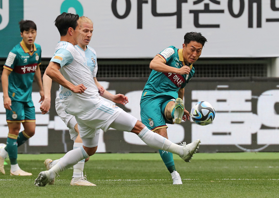 Daejeon Hana Citizen's Lee Jin-hyun, right, scores the opening goal during a K League match against Ulsan Hyundai at Daejeon World Cup Stadium in Daejeon on April 16. [YONHAP] 