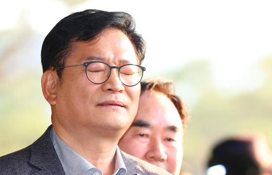 Former Democratic Party leader Song Young-gil appears at the prosecutors' office in Seocho-dong, Seoul, on Friday. [YONHAP]