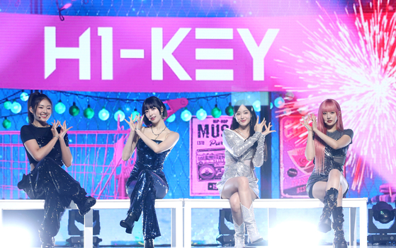 Girl group H1-KEY performing during a showcase held on Aug. 30 at the Bluesquare concert hall in central Seoul [NEWS1]