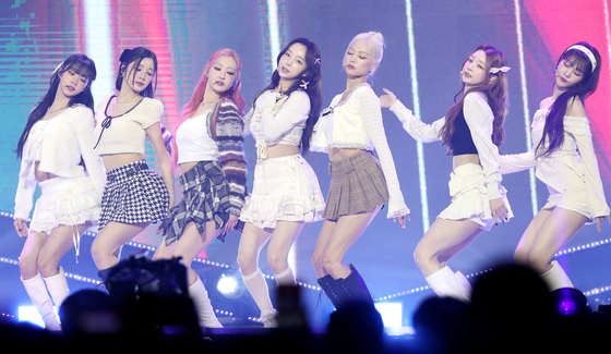 Girl group EL7Z UP performs at the ″K-Link Festival″ concert on Sunday at the Jamsil Arena in southern Seoul. [NEWS1]