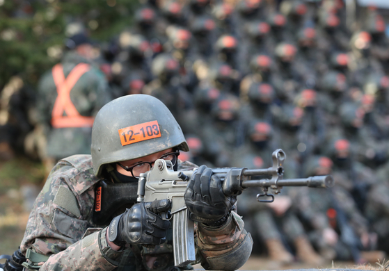 A soldier aims a gun during training at the Army training center in Nonsan, South Chungcheong, on Thursday. [NEWS1] 