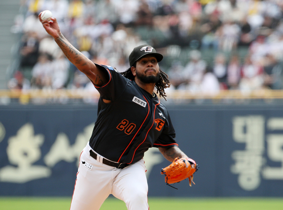 Hanwha Eagles starter Felix Pena pitches from the mound during a game against the LG Twins at Jamsil Baseball Stadium in southern Seoul in May. [NEWS1]
