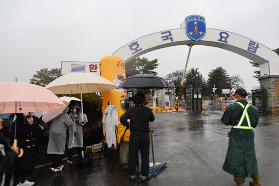 BTS fans wait outside the entrance of the boot camp in Nonsan, South Chungcheong on Monday to bid farewell to BTS members V and RM. [YONHAP] 