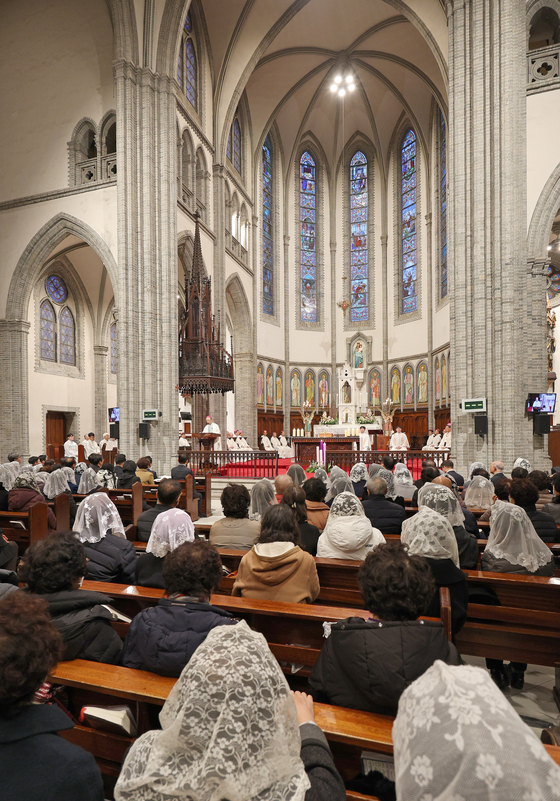 A Catholic mass celebrates 60 years of diplomatic relations between the Holy See and Korea at Myeongdong Cathedral in Jung District, central Seoul, on Monday. [NEWS1]