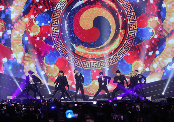 Boy band ZeroBaseOne performs its songs at the ″K-Link Festival″ concert on Sunday at the Jamsil Arena in southern Seoul. [YONHAP]