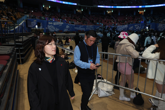 Jang Mi-ran, second Vice Minister of Culture, Sports and Tourism takes a look around the concert venue of the ″K-Link Festival″ K-pop concert on Sunday at the Jamsil Arena in southern Seoul. [MINISTRY OF CULTURE, SPORTS AND TOURISM]