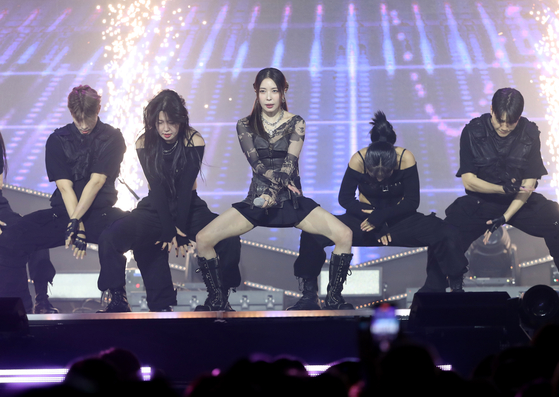 Singer BoA performs at the ″K-Link Festival″ concert on Sunday at the Jamsil Arena in southern Seoul. [NEWS1]