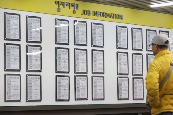 Available jobs are listed at an employment center in Seoul on Monday. The number of employment insurance subscribers in the manufacturing sector increased by 116,000 on-year as of late November, according to the Ministry of Employment and Labor on Monday. The surge came from the addition of 119,000 newly subscribed foreign workers, while the number of Korean nationals dropped by 3,000. This is the second consecutive month in which less Koreans have subscribed. [YONHAP]