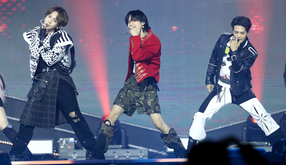 Members of boy band SHINee (from left) Key, Taemin and Minho perform at the ″K-Link Festival″ concert on Sunday at the Jamsil Arena in southern Seoul. [NEWS1]