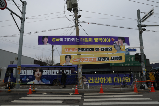 The area around the boot camp in Yeoncheon County, Gyeonggi, bustled with fans who came to say goodbye to the K-pop stars and buses carrying supportive messages for them, as well as placards bidding farewell. [YONHAP]
