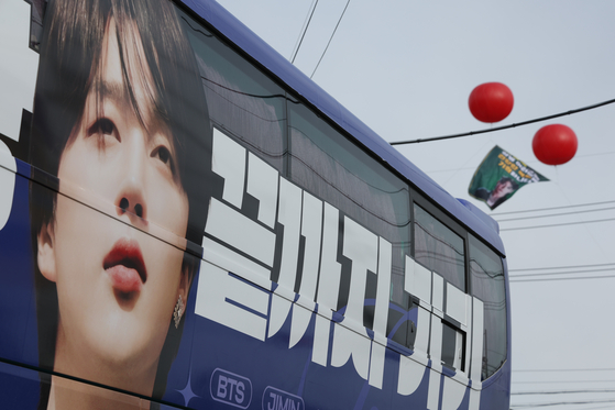The area around the boot camp in Yeoncheon County, Gyeonggi, bustled with fans who came to say goodbye to the K-pop stars and buses carrying supportive messages for them, as well as placards bidding farewell.[YONHAP]