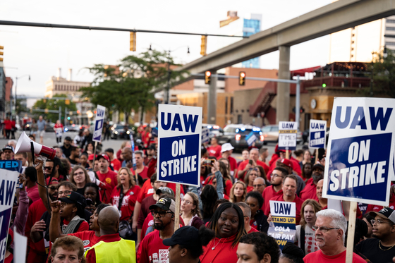 Members of the United Auto Workers attend a solidarity rally as the union goes on strike against General Motors, Ford and Stellantis on Sept. 15 in Wayne, Michigan. [AFP/YONHAP]